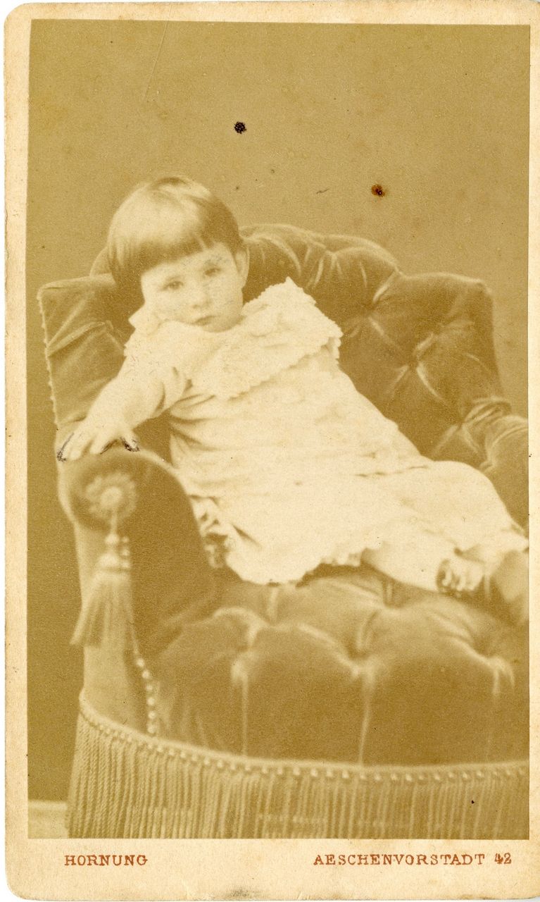Studiofotografie, Portait Kleinkind in einem Sessel sitzend
