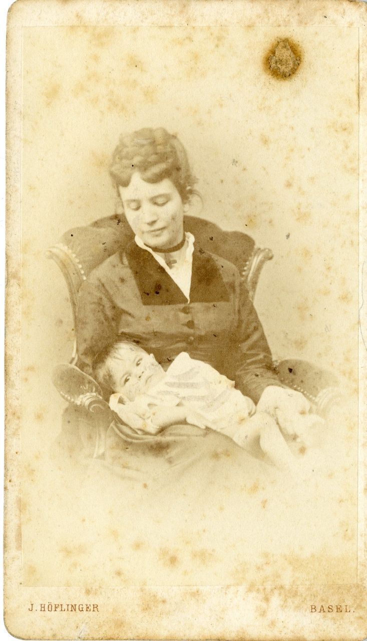 Studiofotografie, Portrait junge Frau mit Kleinkind