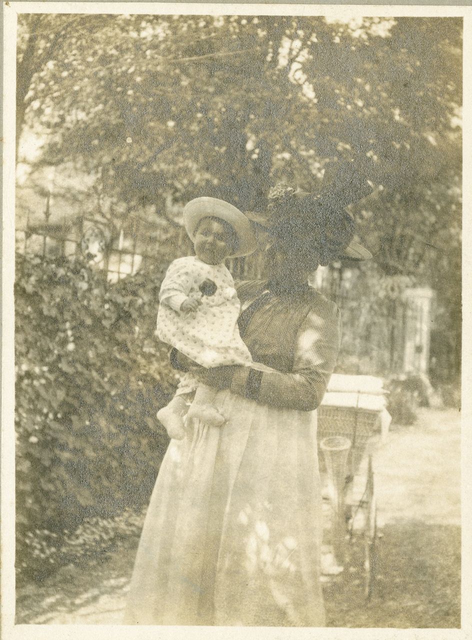 Fotografie, Salome Spinnler trägt Felix Lotz auf dem Arm