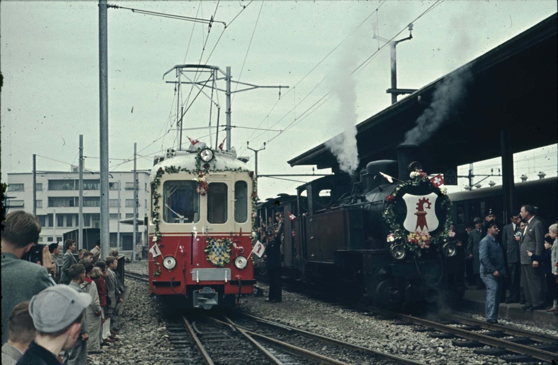 Fotografie, Elektrifizierungsfest der Waldenburgerbahn, Dampflok & Triebwagen im Bahnhof Liestal
