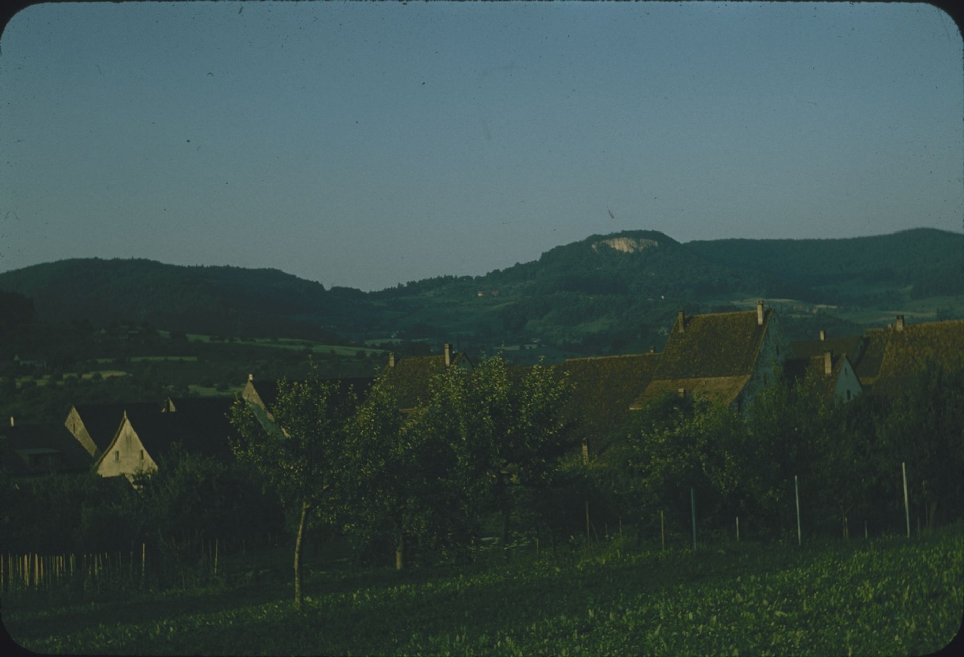 Fotografie, Sissach, Dorf mit Sissacherfluh am Abend