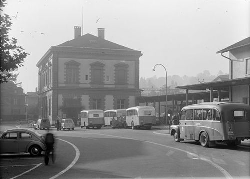 Fotografie, Liestal, Bahnhofplatz mit Postgebäude