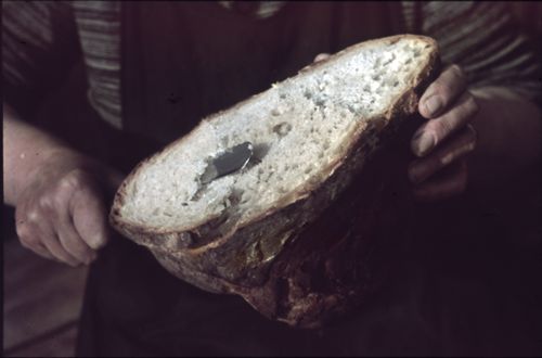 Fotografie, Hände der Mutter mit Bauernbrot aus Anwil