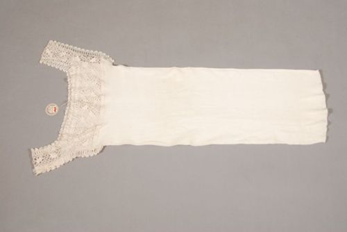 Unterhemd, rohweiss, mit aufwändiger Häkelspitze, für Damen