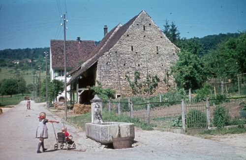 Fotografie, Zunzgen, Bauernhaus und öffentlicher Brunnen