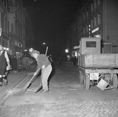 Fotografie, Liestal, Fasnacht, dem Fackelzug folgen die Strassenwischer