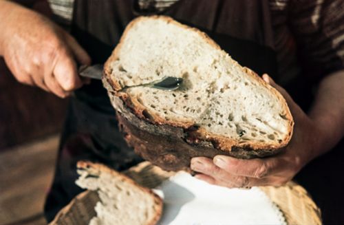 Fotografie, Hände der Mutter mit Bauernbrot aus Anwil