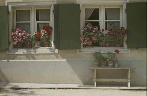 Fotografie, "Ufem Bänkli vorem Huus"