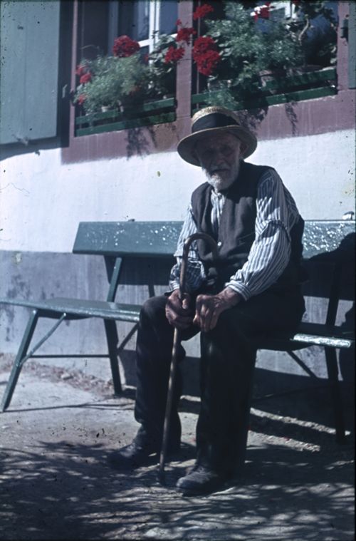 Fotografie, Muttenz, Oberdorf 2, "uf em Bänkli vor em Huus"