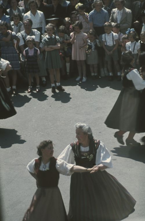 Fotografie, Liestal, Maisingen, Reigen der Trachtenfrauen
