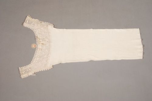 Unterhemd, rohweiss, mit aufwändiger Häkelspitze, für Damen