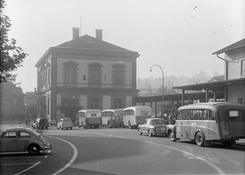 Fotografie, Liestal, Bahnhofplatz mit Postgebäude