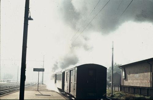 Fotografie, Waldenburgerbahn, Dampfzug im Bahnhof Liestal