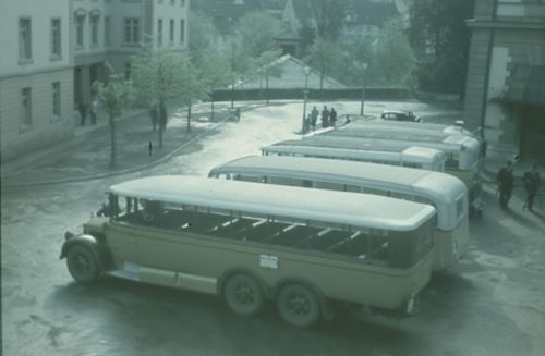 Fotografie, Liestal, Bahnhofplatz mit Postautos