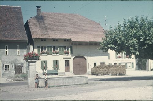 Fotografie, Muttenz, Bauernhaus am Kirchplatz mit Brunnen