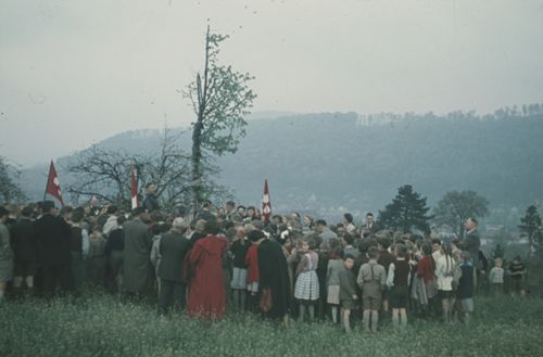 Fotografie, Liestal, Gedenkfeier bei der Friedenslinde