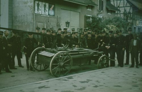 Fotografie, Aesch, Feuerwehr Instruktionskurs, Gruppenbild mit alter Spritze