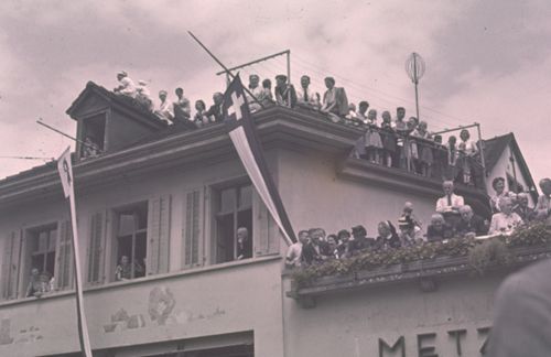 Fotografie, Liestal, 450-Jahrfeier, Zaungäste auf dem Dach beim Café Mühleisen