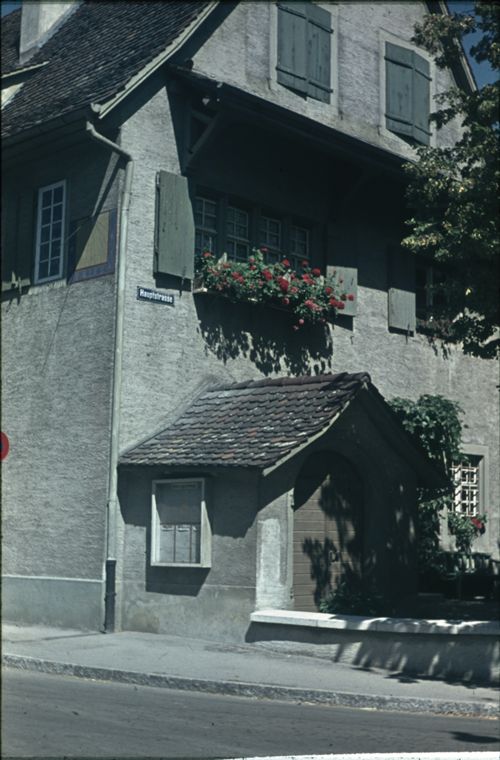 Fotografie, Muttenz, Pfarrhaus mit Anschlagtafel