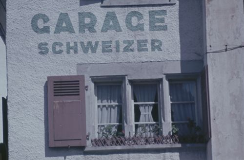 Fotografie, Gotisches Fenster mit Fassadenanschrift "Garage Schweizer"