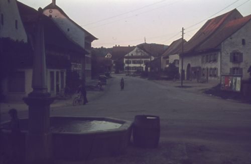 Fotografie, Ormalingen, Dorfstrasse mit Brunnen