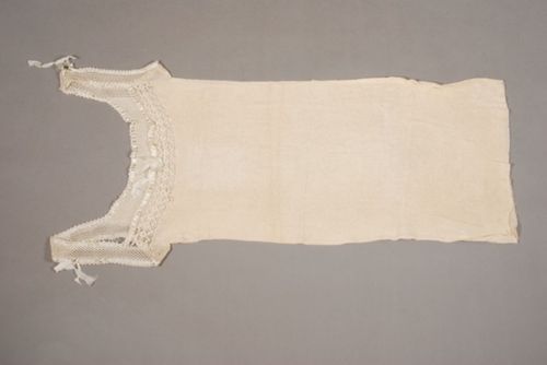 Unterhemd, rohweiss, mit aufwändiger Häkelspitze, für Damen