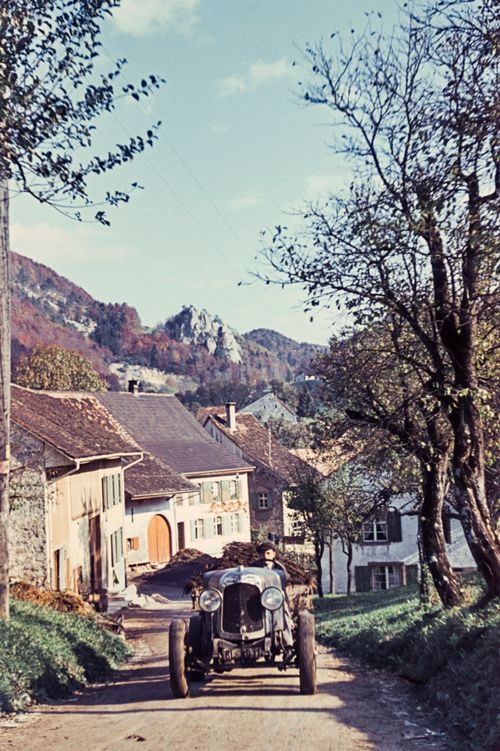 Fotografie, Reigoldswil, Eingangs Chläberen in Richtung Rüschel/Dorfplatz, mit Traktor