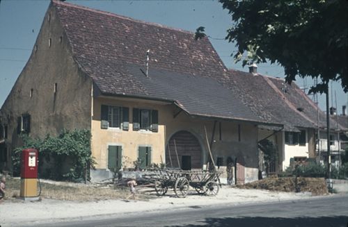 Fotografie, Muttenz, Hauptstrasse, Bauernhaus mit Tanksäule