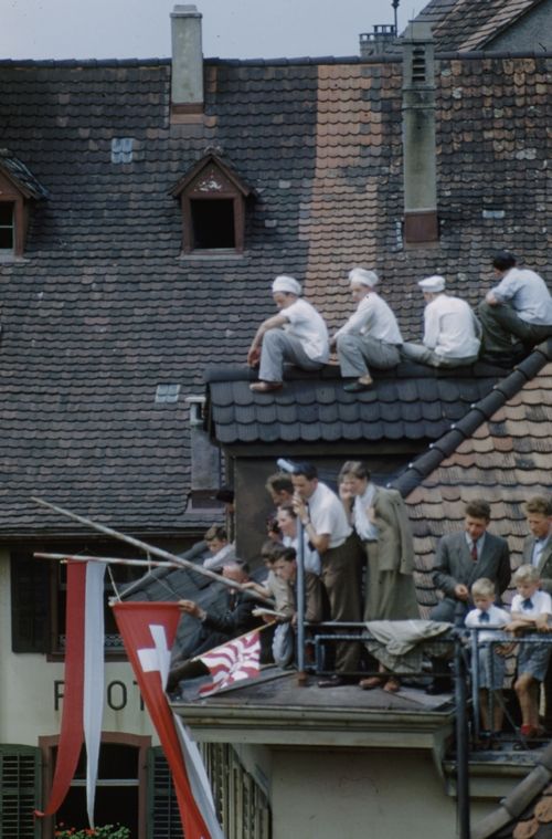 Fotografie, Liestal, 450-Jahrfeier, Zaungäste auf dem Dach beim Café Mühleisen
