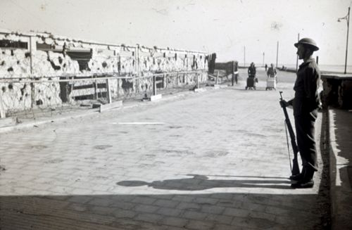 Fotografie, Soldat steht Wache in den Niederlanden