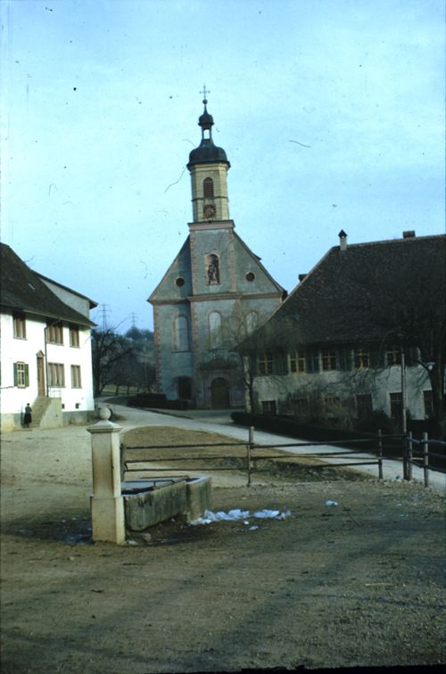 Fotografie, Olsberg, Stiftskirche mit Brunnen am Abend