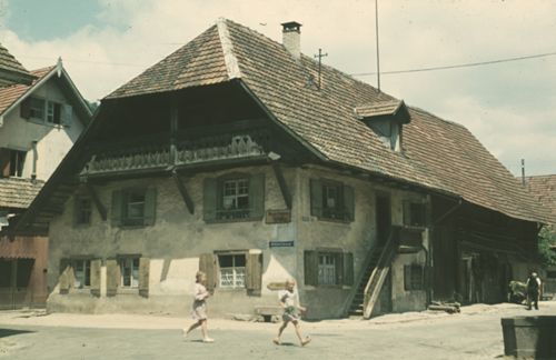 Fotografie, altes Bauernhaus mit Laube