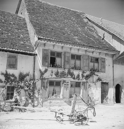 Fotografie, Hersberg, Mähmaschine vor Bauernhaus