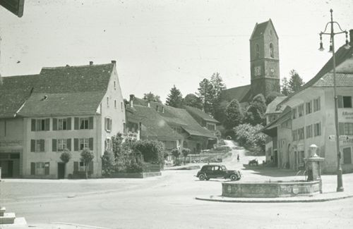 Fotografie, Gelterkinden, Dorfplatz mit Brunnen und Kirche