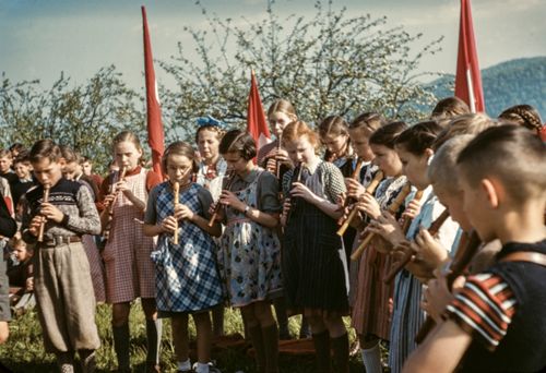 Fotografie, Liestal, Gedenkfeier bei der Friedenslinde