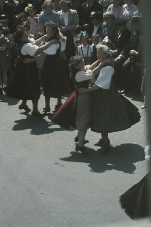 Fotografie, Liestal, Maisingen, tanzende Trachtenfrauen
