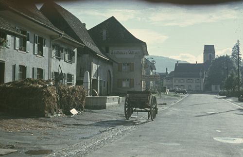 Fotografie, Pratteln, Blick durch die Hauptstrasse zur Kirche