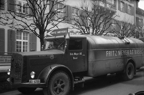 Fotografie, Liestal, Tankwagen Fritz Meyer vor dem Regierungsgebäude