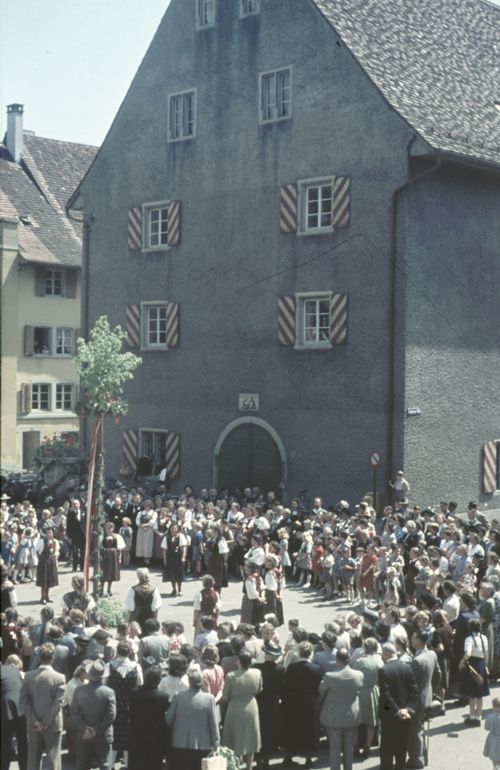 Fotografie, Liestal, Zeughausplatz, Maisingen der Trachtengruppe