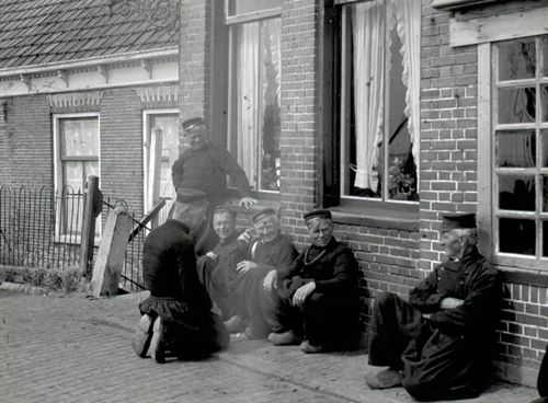 Fotografie, Männer in Uniform in den Niederlanden