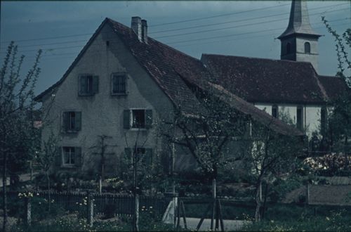 Fotografie, Therwil, Haus bei Kirche