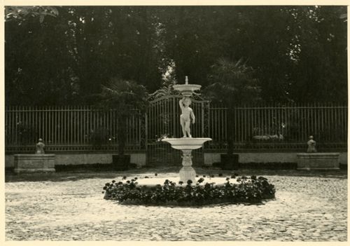 Fotografie, Sissach, Schloss Ebenrain, Brunnen im Ehrenhof