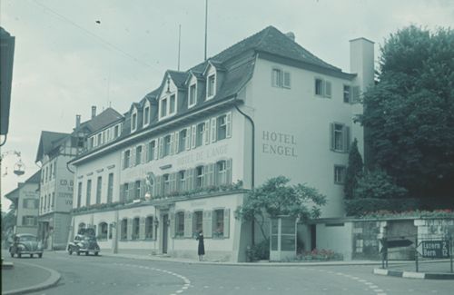 Fotografie, Liestal, Hotel Engel, rechts davon der Botte-Brunne