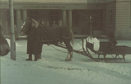 Fotografie, Liestal, Postplatz (Bahnhofplatz) , Pferdeschlitten vor dem Gerichtsgebäude