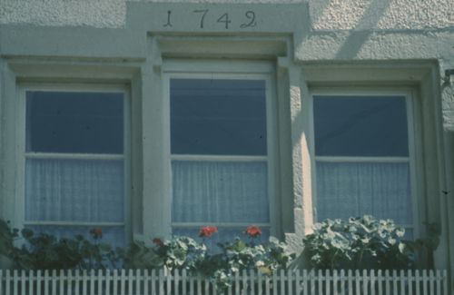 Fotografie, dreiteiliges Fenster mit Jahrzahl "1749"