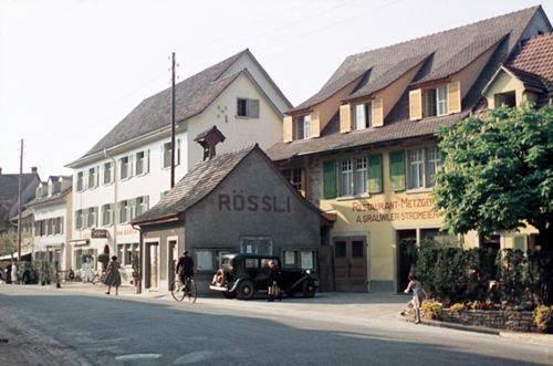 Fotografie, Lausen, Häuserzeile beim Gasthaus Bären & Restaurant Rössli