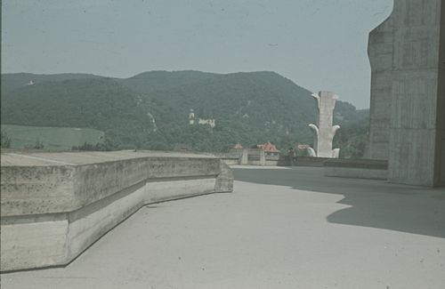 Fotografie, Dornach, Goetheanum, Terrasse mit Schloss Birseck