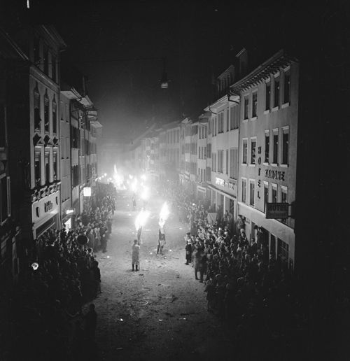 Fotografie, Liestal Rathausstrasse, Chienbäseumzug vom Tor