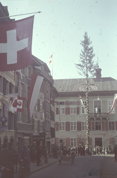 Fotografie, Liestal Rathausstrasse, Bauernkriegfeier mit Freiheitsbaum