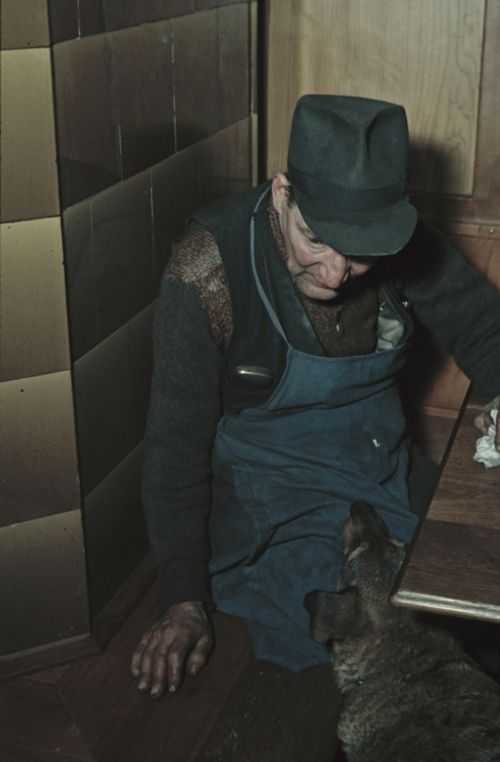 Fotografie, Liestal, Arbeiter mit Hund am Kachelofen 5